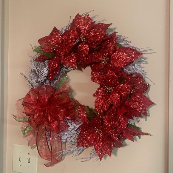 White and red wreath. Inv 231 - Picture 1 of 1